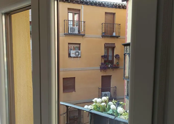 Cristo Del Rocio - Parking Gratis